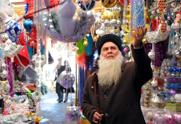 أحد المتسوقين بسوق عيد الميلاد في مدينة غروزني عاصمة جمهورية الشيشان