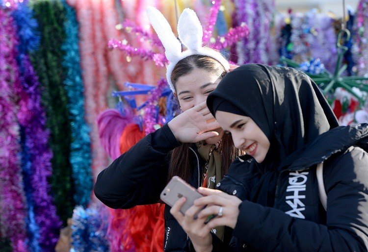 متسوقتان بسوق عيد الميلاد في مدينة غروزني عاصمة جمهورية الشيشان