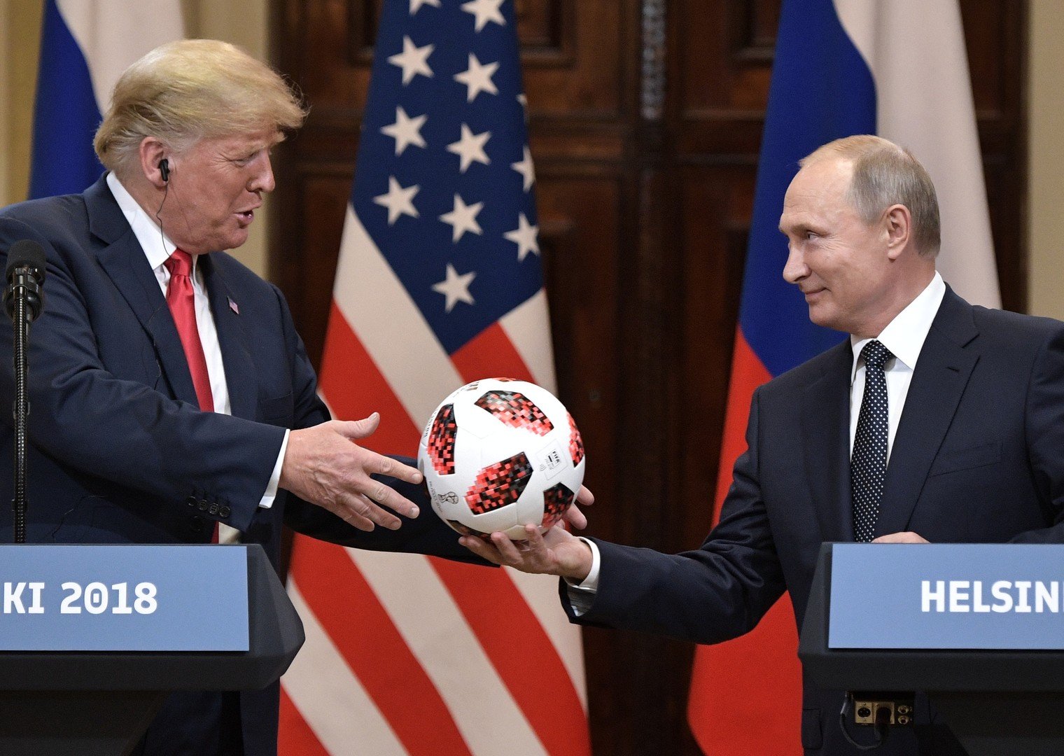 الرئيس الروسي فلاديمير بوتين يهدي الرئيس الأمريكي دونالد ترامب كرة القدم "روسيا 2018" خلال قمة "هلسنكي"، 16 يوليو/ تموز 2018