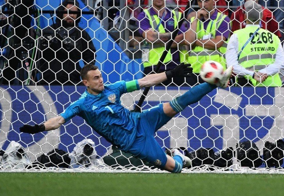 إيغور أكينفييف، حارس مرمى المنتخب الروسي لحظة تصديه لركلة ترجيح أخيرة من المنتخب الإسباني، والذي بدوره أدى إلى فوز المنتخب الروسي وتأهله إلى الربع النهائي