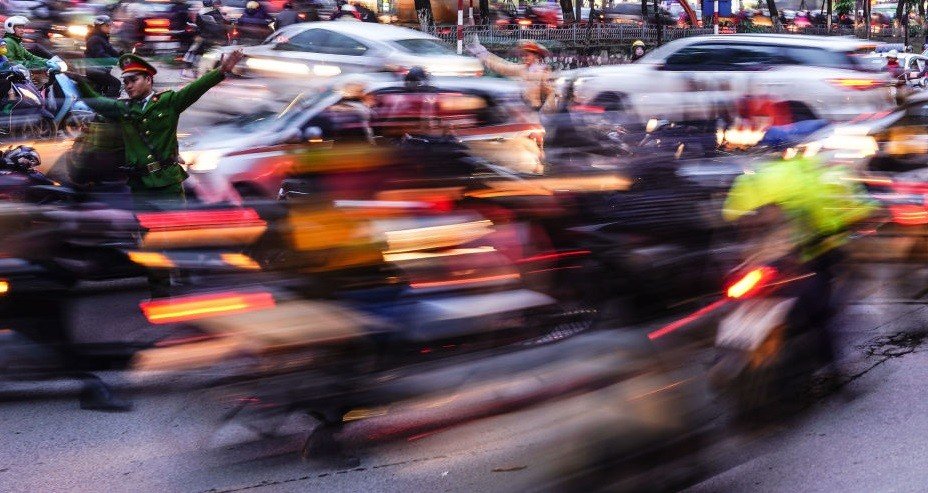 حركة المرور في مدينة هانوي، إحدى المدن المزدحمة في فيتنام