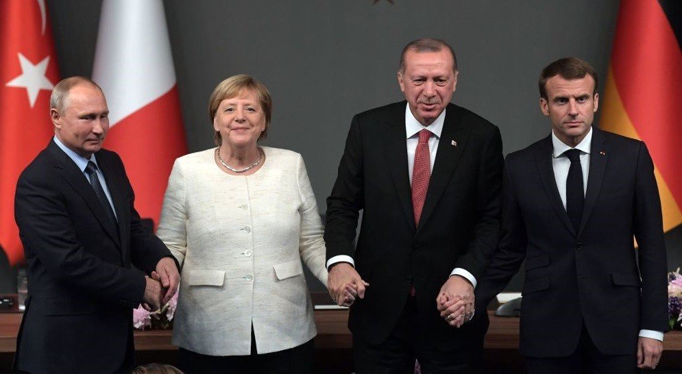 الرئيس الروسي فلاديمير بوتين، والرئيس التركي رجب طيب أردوغان، والمستشارة الألمانية أنغيلا ميركل، والرئيس الفرنس إيمانويل ماكرون أثناء المؤتمر الصحفي المشترك حول سوريا في مدينة اسطنبول، تركيا 27 أكتوبر/ تشرين الأول 2018