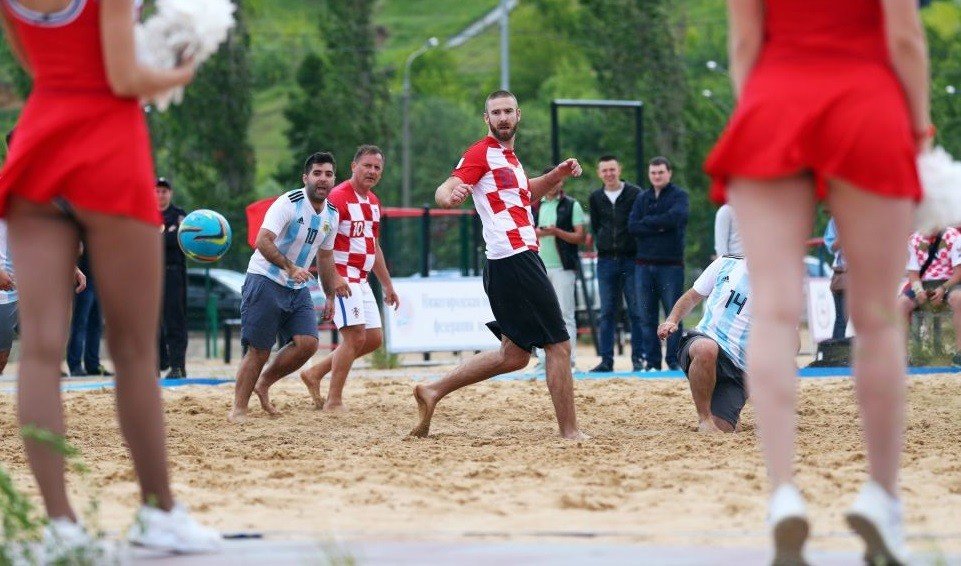 مباراة ودية لكرة قدم شاطئية بين مشجعي المنتخب الأرجنتيني و الكرواتي في مدينة نيجني نوفغورود الروسية