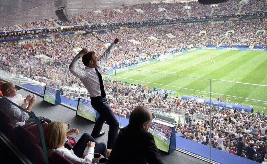 الرئيس الفرنسي يبدي فرحه بفوز المنتخب الفرنسي ضد نظيره الكرواتي، في المباراة النهائي بملعب لوجنيكي بموسكو