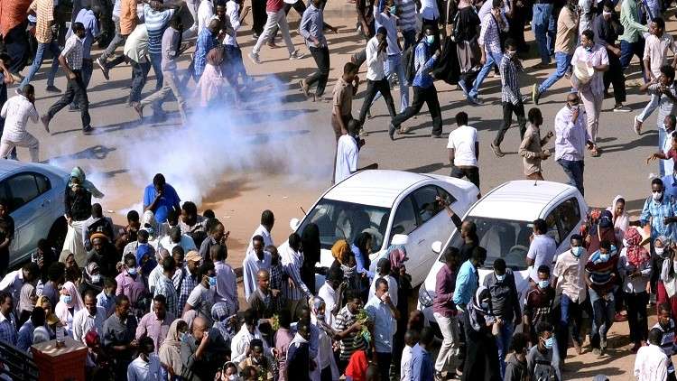 الشرطة السودانية تفرق متظاهري الخرطوم بالغاز المسيل للدموع 