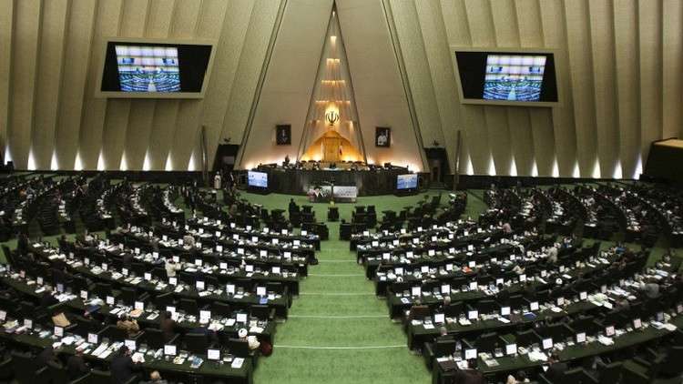 البرلمان الإيراني يحقق في مزاعم تعذيب أحد قادة العمال داخل سجن