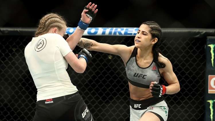 شاهد ماذا فعلت مقاتلة (UFC) بلص حاول سرقتها!
