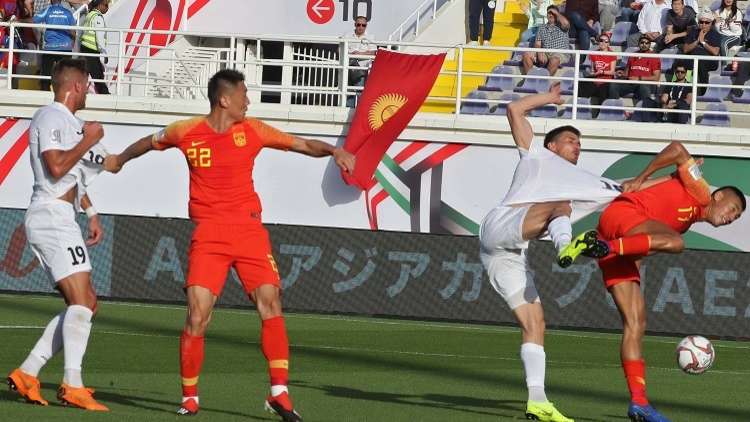 التنين الصيني يروض الصقور القرغيزية (فيديو)