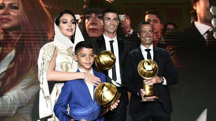 لماذا يطلق الجزائريون والمغاربة اسم جيلالي على نجل رونالدو؟