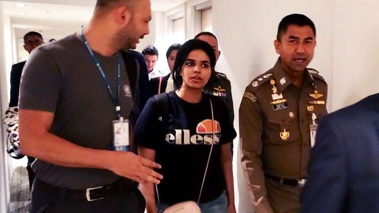 شاهد.. السعودية الهاربة رهف القنون تعود للتغريد وتودع تايلاند بكأس من 