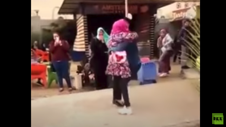 الأزهر يفصل طالبة بعد ظهورها في فيديو تعانق صديقها