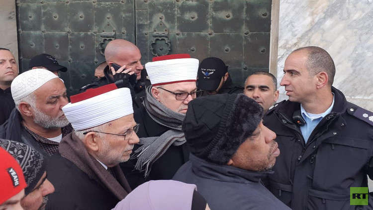 الشرطة الإسرائيلية تمنع المصلين من الدخول إلى مصلى قبة الصخرة