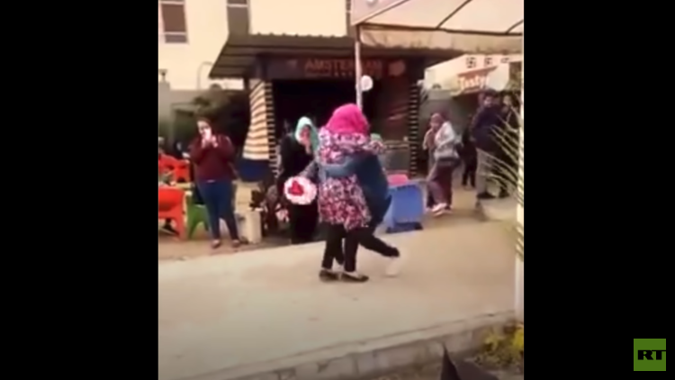بعد تدخل شيخ الأزهر.. الجامعة تعدل عن قرارها حول "فتاة العناق"