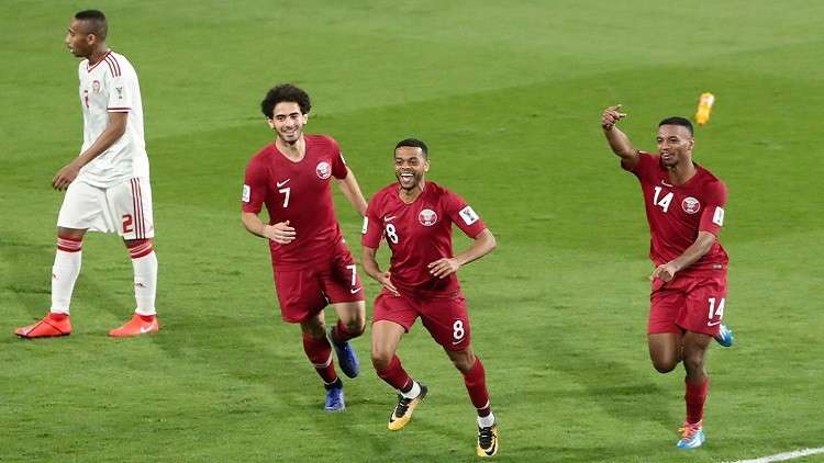 شاهد.. لاعبو المنتخب القطري يرقصون ويغنون فرحا ببلوغ نهائي كأس آسيا