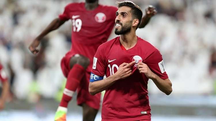معلق مباراة الإمارات وقطر يعتذر عن عبارة بدرت منه (فيديو)