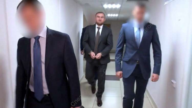 اعتقال عضو في مجلس الاتحاد الروسي بعدة تهم جنائية