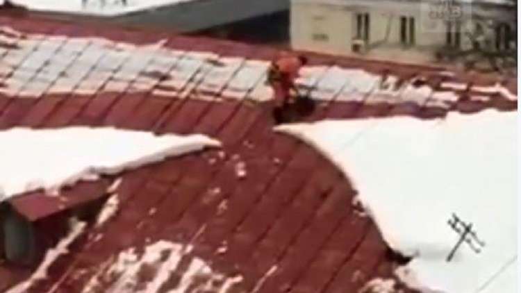 لحظة سقوط عامل من سطح مبنى متعدد الطوابق في موسكو (بالفيديو)