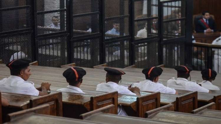 مصر تبدأ محاكمة أعضاء تنظيم "اللهم ثورة"