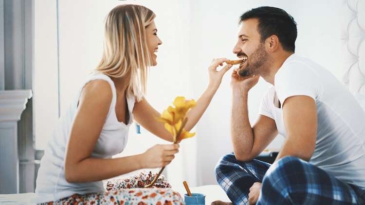 علاقة عجيبة تجمع توقيت الزواج بجودة النوم!
