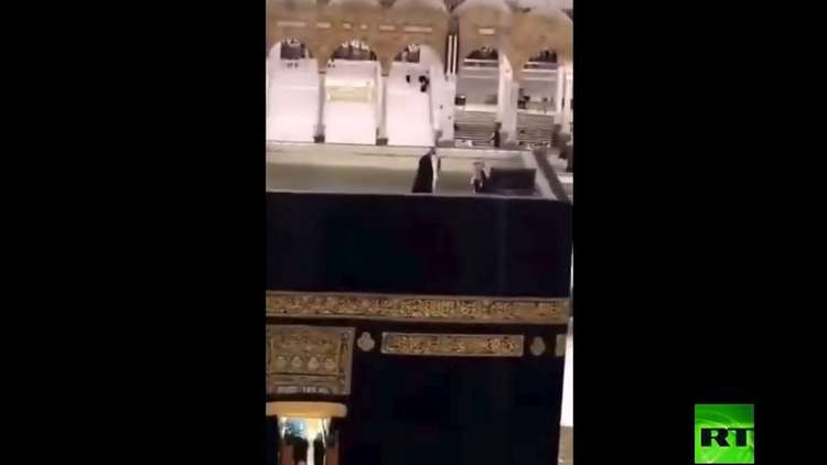 ولي العهد محمد بن سلمان يصعد إلى سطح الكعبة المشرفة