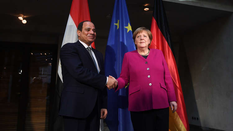 السيسي يبحث مع ميركل التعاون الثنائي وقضايا دولية 