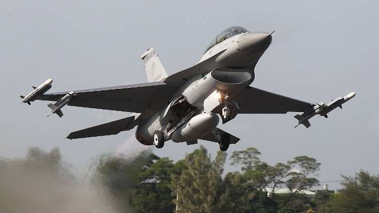 تحطم مقاتلة يابانية F-2 وسقوطها في البحر 