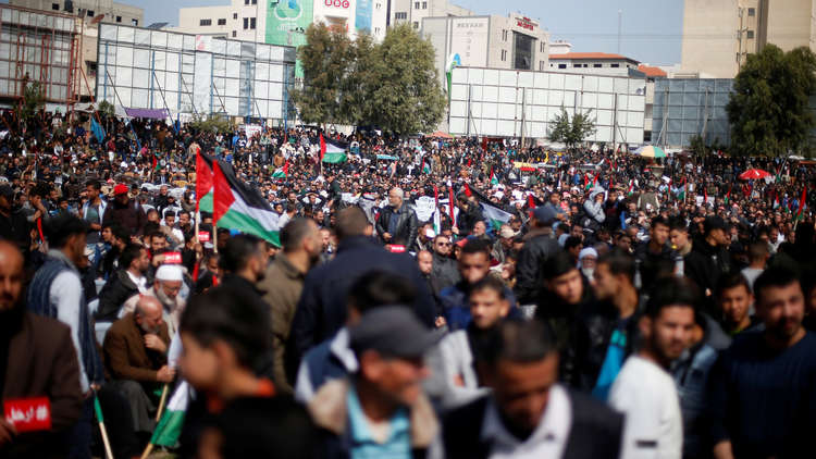 بالصور.. أنصار "حماس" ودحلان يواصلون التظاهر في غزة ضد عباس