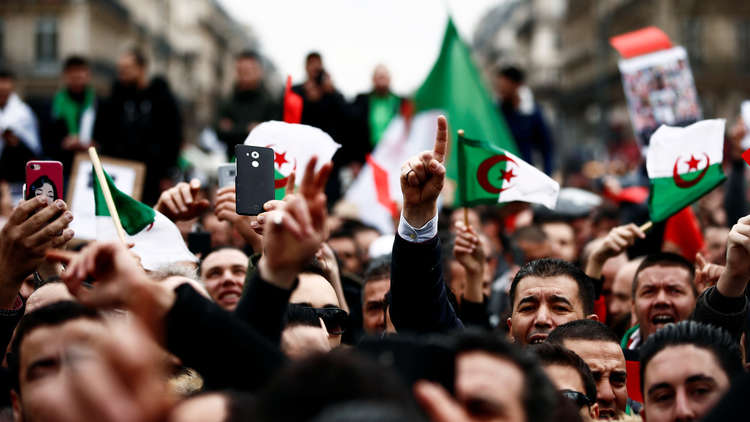 قدامى محاربي الجزائر يدعمون التظاهر ضد الولاية الخامسة