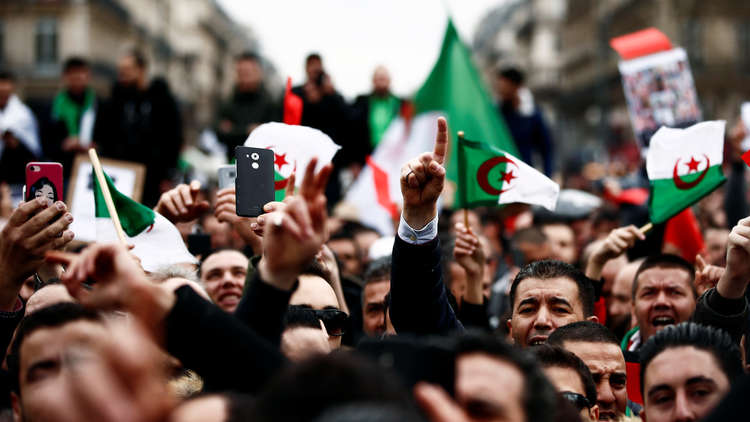 الروائية الجزائرية أحلام مستغانمي تعلق على الاحتجاجات ضد الولاية الخامسة