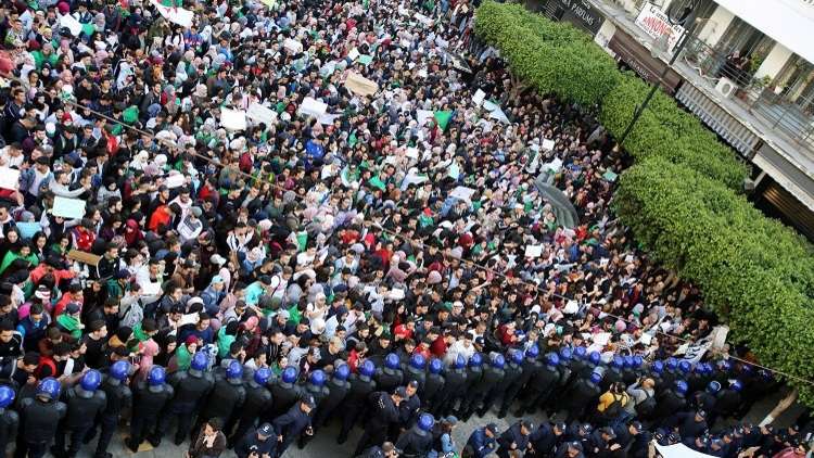 الحزب الحاكم في الجزائر يحذر من العصيان المدني ويدعو للخروج من الأزمة بأقل ضرر
