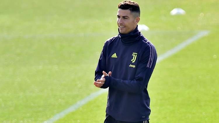 شاهد.. رد رونالدو على مشجعة طالبته بالعودة لريال مدريد