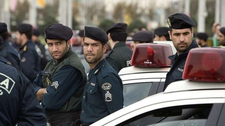بالفيديو.. مسلح يقتل زوجته ورجلي شرطة ثم ينتحر في إيران