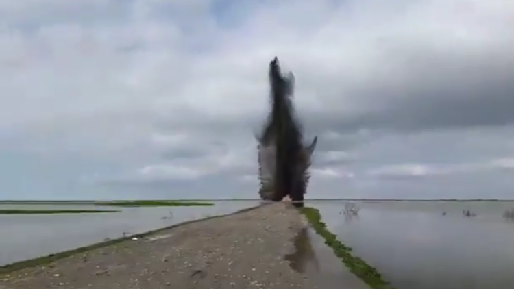 الحرس الثوري الإيراني يفجر أنبوبا لتصريف مياه السيول