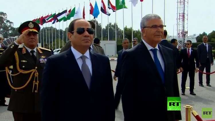السيسي يصل إلى تونس لحضور القمة العربية