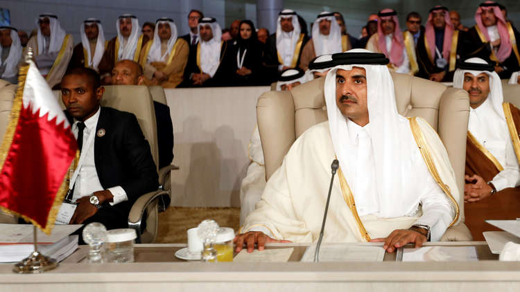 لحظة انسحاب أمير قطر من الجلسة الافتتاحية للقمة العربية في تونس
