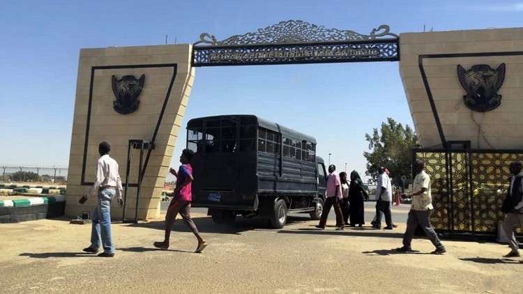 للمرة الأولى.. آلاف المتظاهرين يحتشدون أمام مقر الجيش السوداني