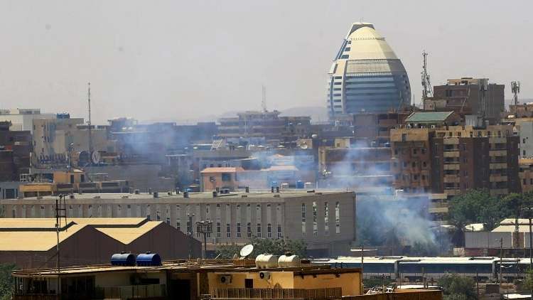 جنود سودانيون تصدوا لمحاولة قوات الأمن فض الاعتصام أمام وزارة الدفاع