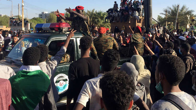 السودان.. سقوط 7 قتلى بينهم عسكريون خلال محاولة فض اعتصام المتظاهرين