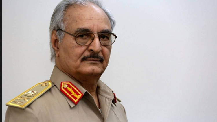 سفير بريطانيا الأسبق في ليبيا يشبه خليفة حفتر بجمال عبد الناصر