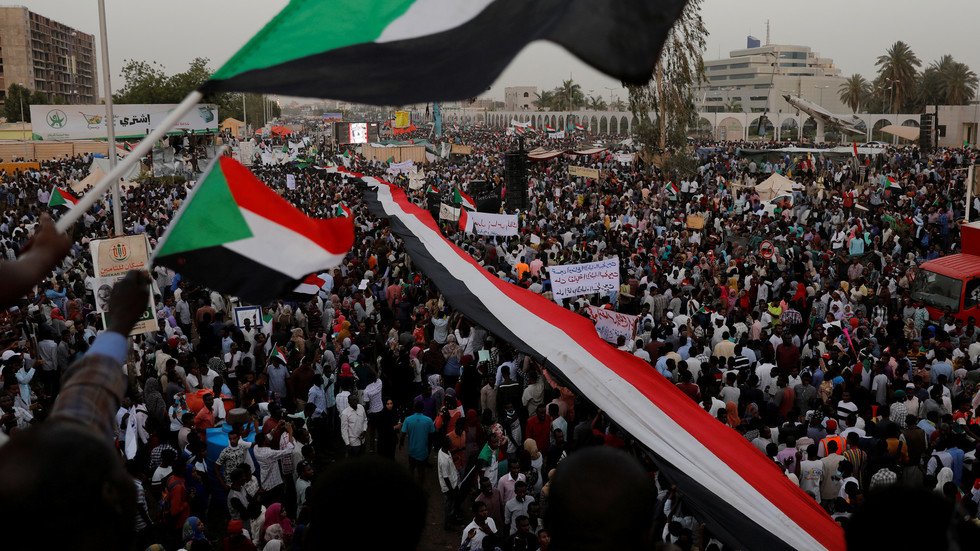 قادة المحتجين في السودان يعلقون الاتصالات مع المجلس العسكري الانتقالي