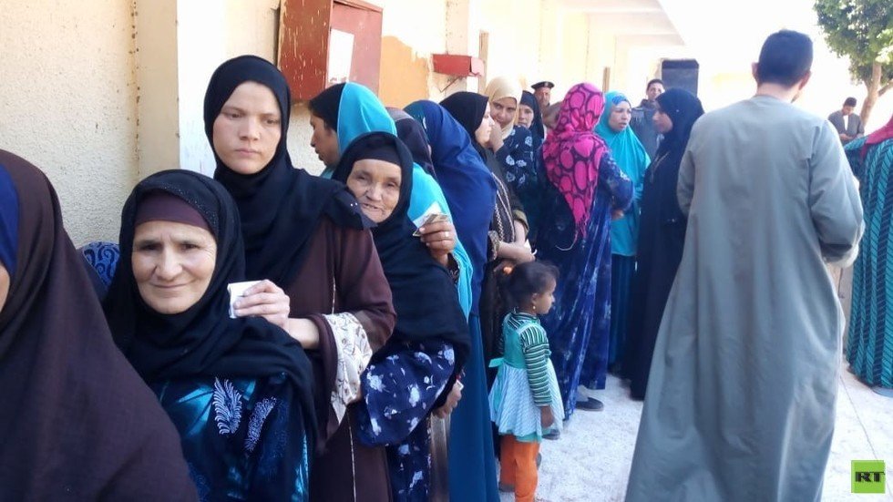 المصريون يصوتون في اليوم الثالث والأخير للاستفتاء على التعديلات الدستورية