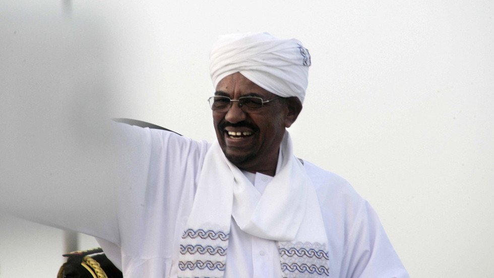صحيفة تكشف المميزات التي يملكها البشير في سجنه 