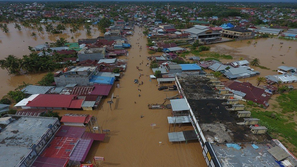 31 قتيلا حصيلة جديدة لضحايا فيضانات إندونيسيا 
