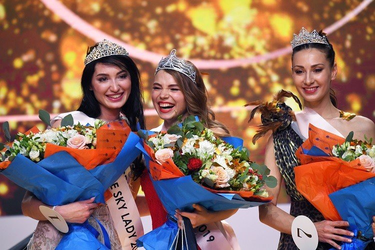 من اليسار: الوصيفة الأولى، مضيفة شركة "نوردستار"، زارينا سترويفا - ملكة جمال المضيفات، من شركة "إيروفلوت" داريا بارانوفا، والوصيفة الثانية، مضيفة شركة "طيران أوزبكستان"، كارينا رخمانوفا.