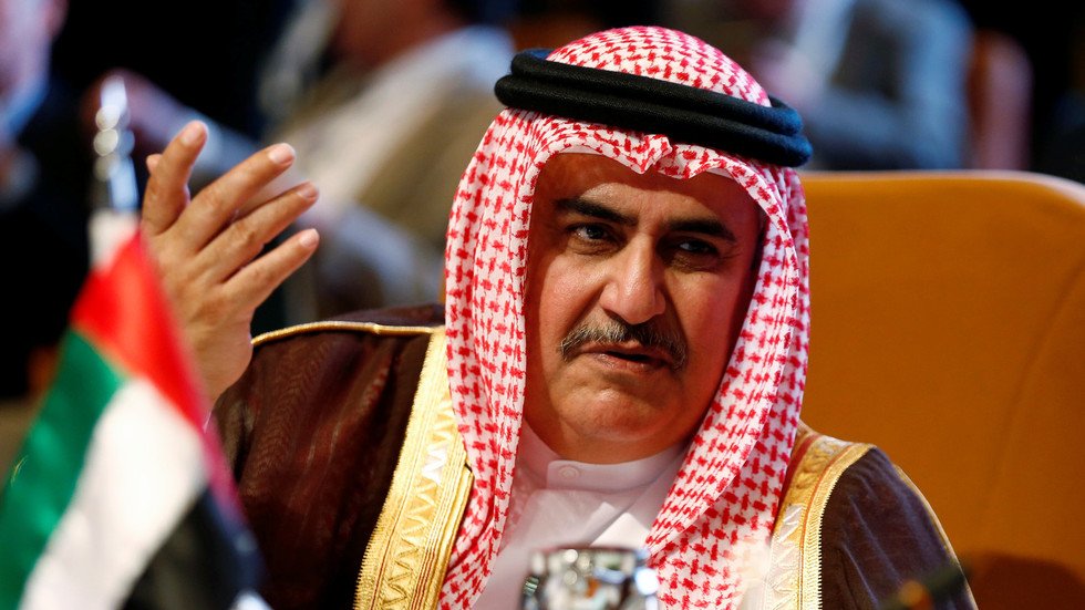 وزير خارجية البحرين: أمير قطر مر من أمام الملك سلمان ولم يصافحه والكرة في ملعب الدوحة