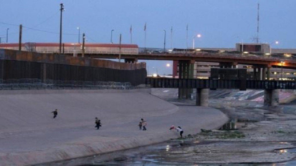 انقلاب زورق مهاجرين في نهر بين المكسيك وأمريكا يسفر عن وقوع ضحايا