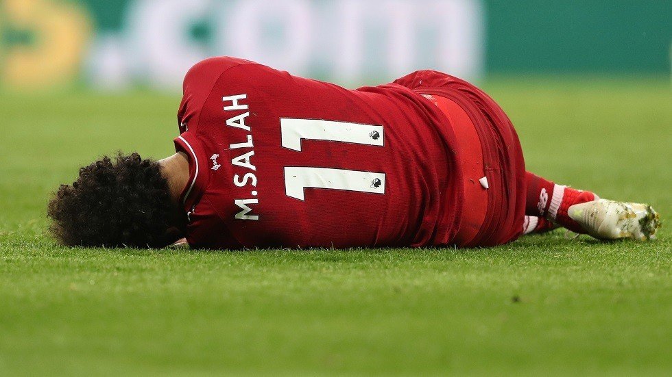 بالفيديو.. محمد صلاح يتعرض لإصابة خطيرة ويخرج من الملعب محمولا على نقالة
