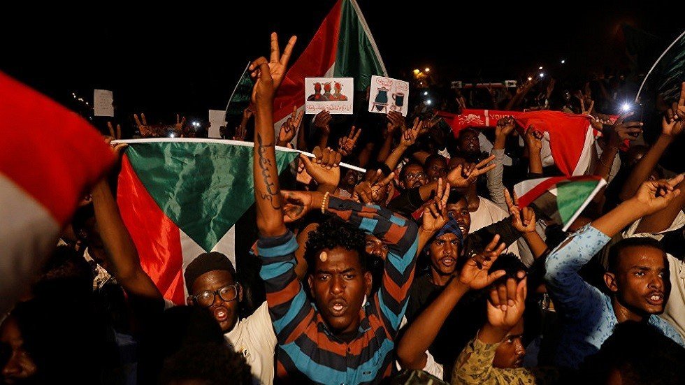 المعارضة السودانية تحذر من محاولات فض الاعتصام بإغراق ساحته بمياه الصرف الصحي 
