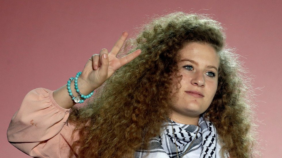 عهد التميمي تشارك في مسيرة مؤيدة للفلسطينيين بلندن