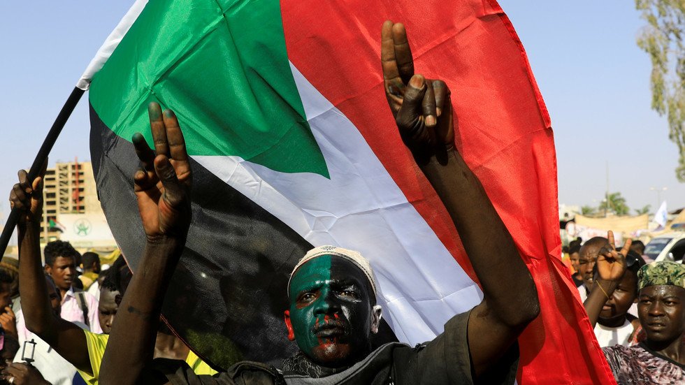 السودان.. مقتل متظاهر وإصابة آخرين جراء إطلاق قوات الأمن النار على المعتصمين
